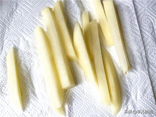 炸薯条的制作方法，如何制作家庭版炸薯条（几滴油炸出一大盘薯条）