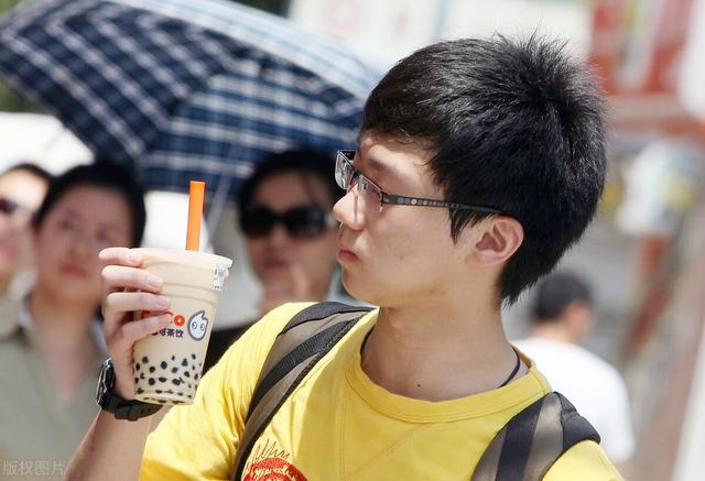 鲜奶茶对身体有害吗，喝鲜奶茶对身体会不好吗（多喝奶茶对身体健康有危害）