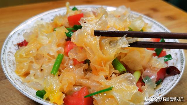 怎样做美味的凉拌银耳，银耳凉拌银耳怎么做（鲜香味美又有营养）