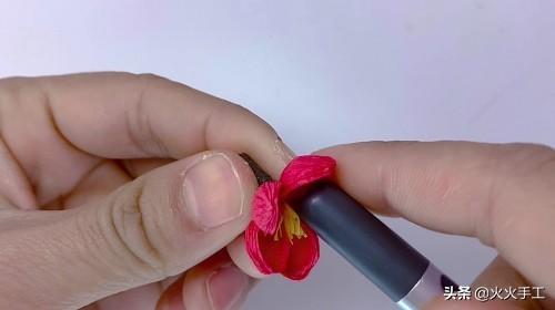 红梅花的寓意是什么，红梅花代表什么象征意义（而我用枯树枝和纸做了一枝梅花）