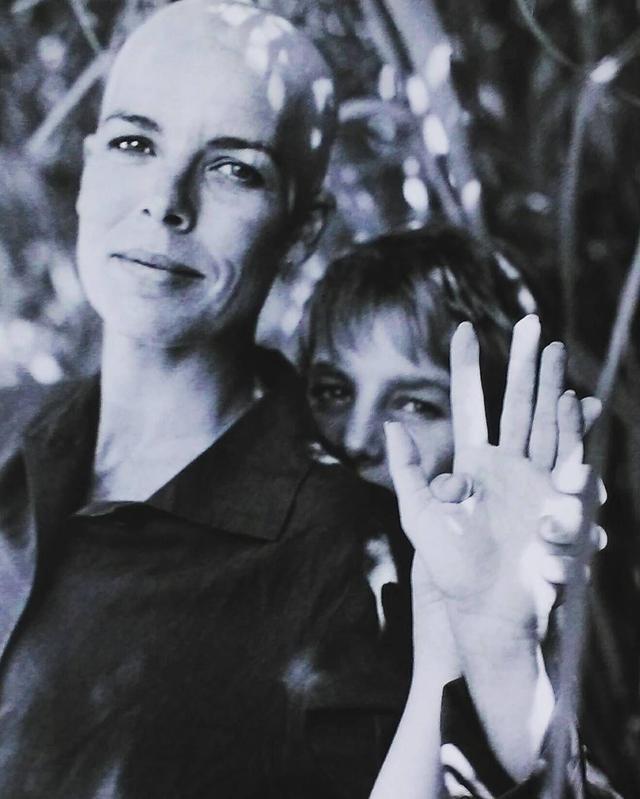 老王今年47岁，膝下一儿一女，儿子已经成婚，目前老王同老伴及未婚的女儿居住在一起。老王的家庭目前属于，　　类型。A核心家庭B联合家庭C主干（却打人、随地尿尿还勾搭老婆闺蜜）