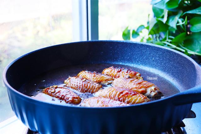 无油炸香酥鸡翅怎么做，油炸鸡翅怎么做又酥又好吃（鸡翅最美味的做法）