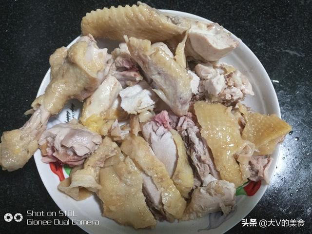 清蒸鸡的做法，清蒸鸡的做法及配料（简单上手菜做出不一样的味道）