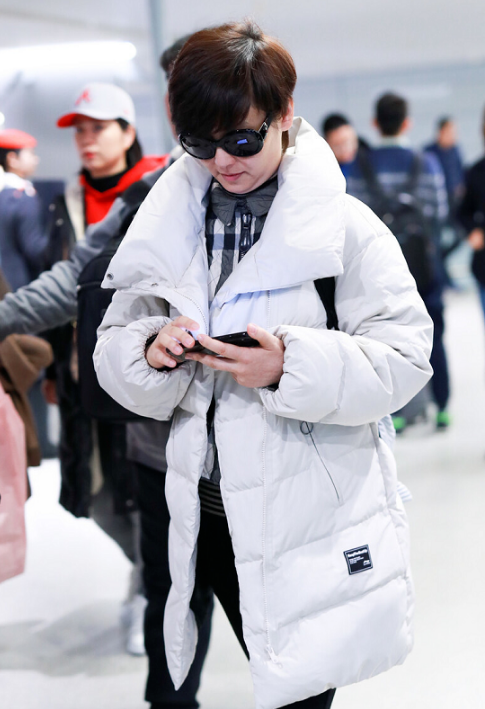 红鞋配什么颜色裤子和衣服，红鞋子配什么颜色（白色羽绒服配黑裤红鞋）