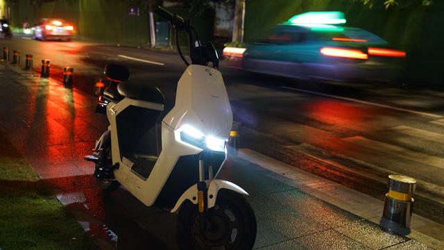 摇摆二轮滑板怎么玩，两轮滑板怎么玩（两千元档也能拥有全能选手）