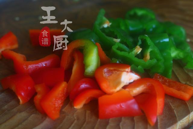 炒鱿鱼片鱼片的家常做法，爆炒鱿鱼片怎么做（洋葱爆炒鱿鱼的正确做法）