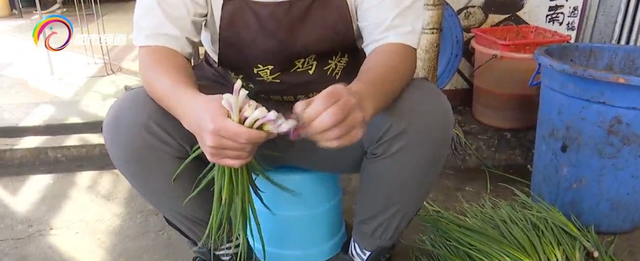 硫酸铜是什么颜色，硫酸铜的颜色是什么（喷了什么东西？能吃吗）