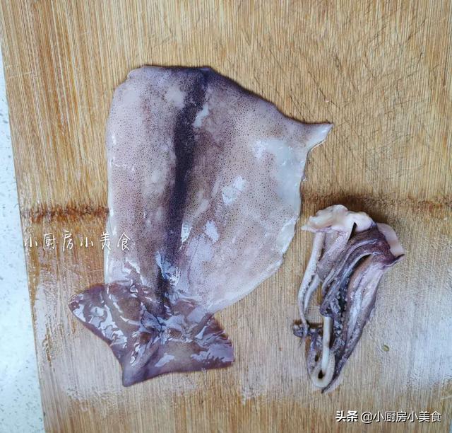 鱿鱼怎么清理干净，鱿鱼正确清理办法（不会的话）