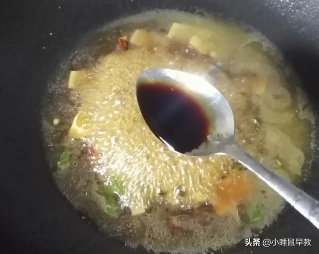 青椒炒素鸡的家常做法，青椒鸡怎么炒好吃家常做法（家常青椒炒素鸡）