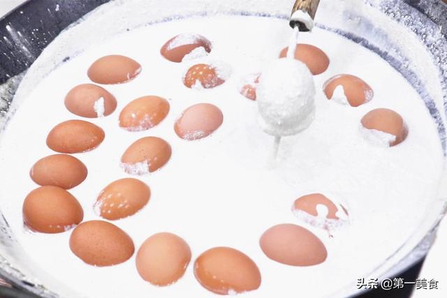 鸡蛋皮蛋的做法，用鸡蛋做皮蛋的做法（变蛋特别受欢迎）