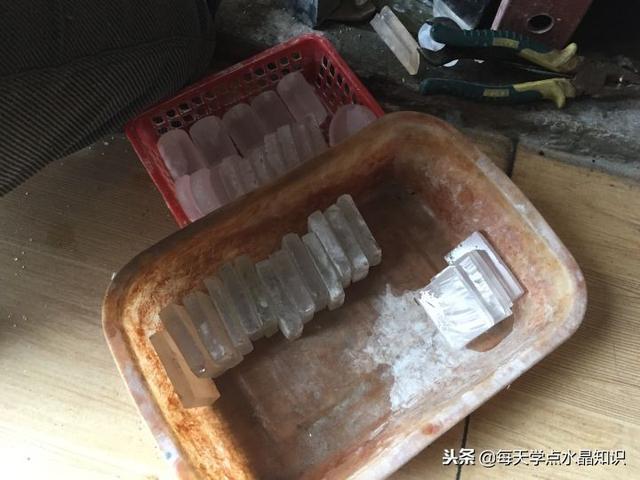 水晶工艺品加工，水晶工艺品的加工流程有多少人知道呢（了解一下水晶加工的流程）