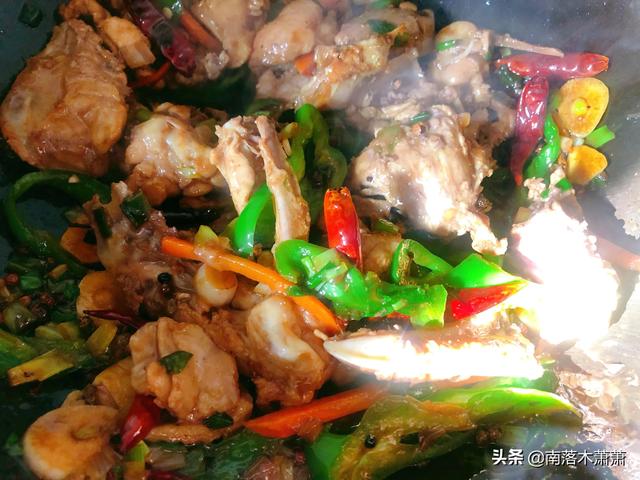 青椒炒鸡架的家常做法，青椒炒鸡架怎么做好吃（去市场两块五买了一个生鸡架）