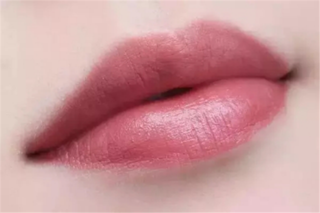 唇色深的人适合什么颜色的口红，唇色深皮肤黄适合什么颜色口红（这4个颜色很显白）