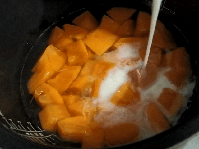 木瓜炖牛奶的做法，适合冬天喝的甜品