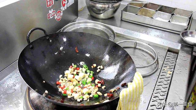 干烧鲫鱼怎么做，正宗干烧鲫鱼的做法大全（厨师长教你“干烧鲫鱼”的家常做法）