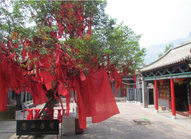 僧、尼、道共居一山修行  承德丰宁白云古洞景区，僧、尼、道共居一山修行（有一桥飞架两山之间的千年古刹）