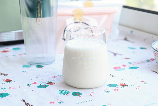 香蕉牛奶怎么做，香蕉牛奶在家轻松做