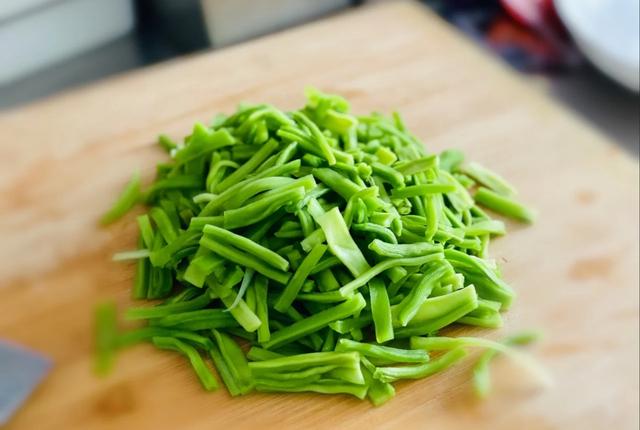 贡菜凉拌用不用开水焯一下，贡菜可以直接凉拌吗（天然的“瘦身菜”找到啦）