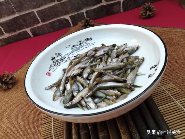 酸辣鱼汤的做法，酸辣鱼汤的家常做法（酸辣爽口的秘密全在这碗小鱼汤里）