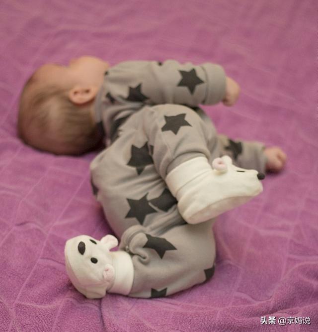 宝宝几个月会翻身，宝宝几个月会翻身抬头（宝宝几个月翻身和长牙算正常）