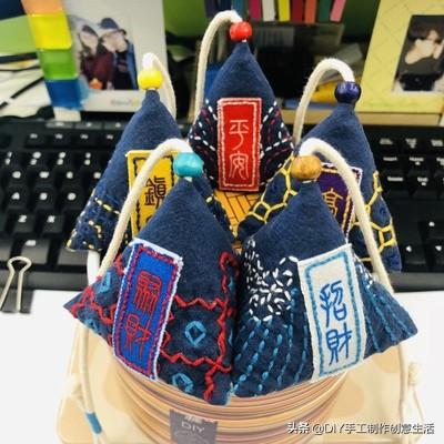 手工香囊怎么做又简单又漂亮，香囊的简单做法（一小块布绣上最简单的图案）