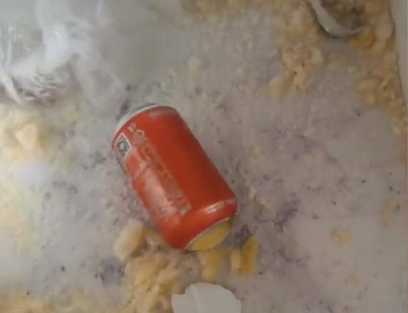 冰箱白色内壁破了个洞危险吗，冰箱内壁有裂缝危险吗（山西一男子将饮料放冰箱冷冻）