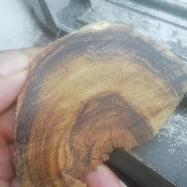 黄花梨的特点是什么，黄花梨的缺点（如何一眼判定是不是黄花梨）