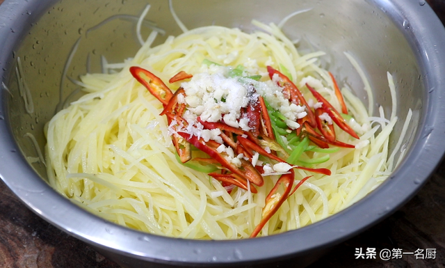 土豆丝的做法，大厨分享小技巧（土豆丝的做法醋溜土豆丝）