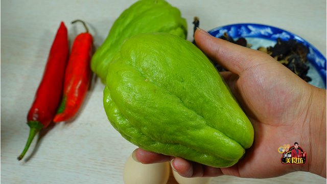 佛手怎么做好吃，怎样做营养美味的佛手海带炒肉（2只佛手瓜加2两木耳）