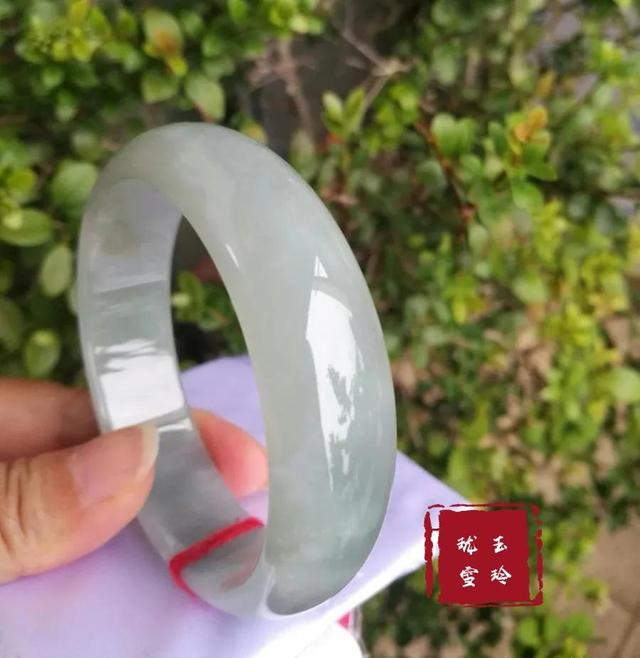 什么玉镯最好，什么玉镯最好有灵性养人（如何选择一款合适自己的玉手镯———玉手镯选择“五步法”）