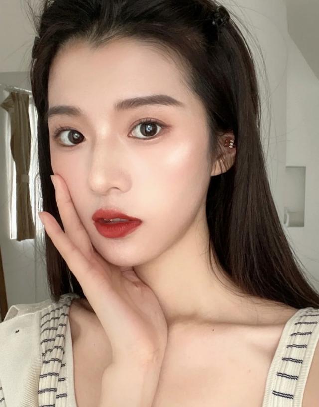 怎么涂抹粉底，教你涂抹粉底的正确方法！（想要打造自然底妆）