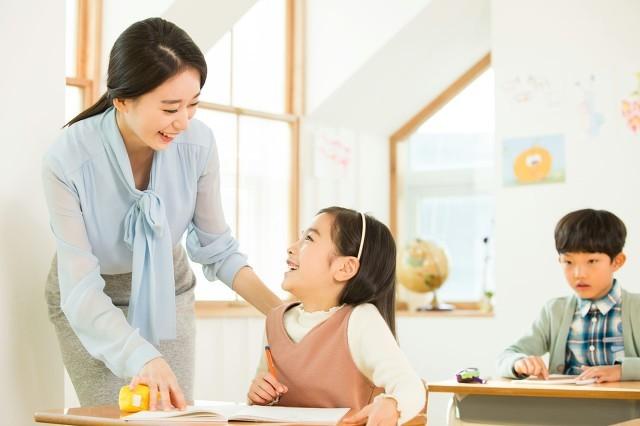 非在职老师在家补课算违法吗，非在职老师在家补课算违法吗双减（在职教师办班补课应该怎样处罚）