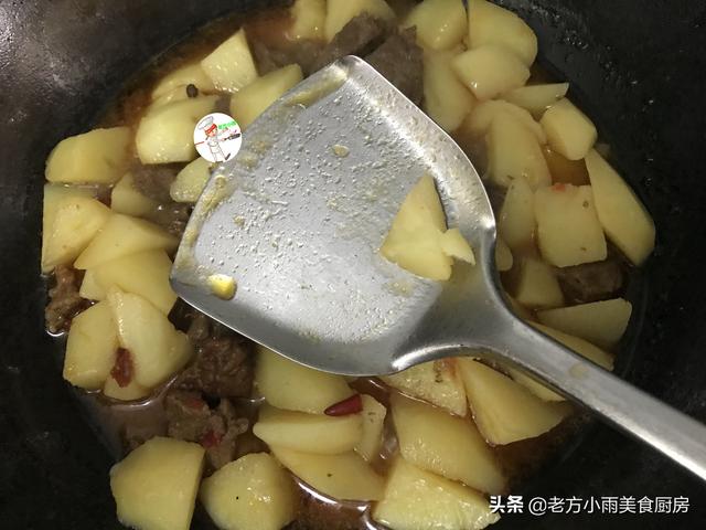 红烧牛肉炖土豆，红烧土豆牛肉的家常做法（这肉再贵也要买）