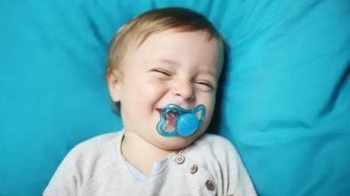 安抚奶嘴会影响牙齿和嘴型吗，安抚奶嘴会影响宝宝长牙吗（安抚奶嘴真的会让宝宝嘴巴变形）