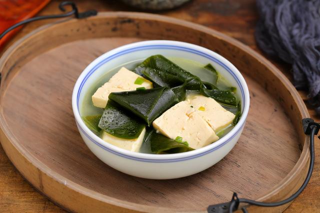 如何做豆腐炖海带汤好吃，如何做豆腐炖海带汤好吃窍门（天冷了早上来碗海带豆腐汤）