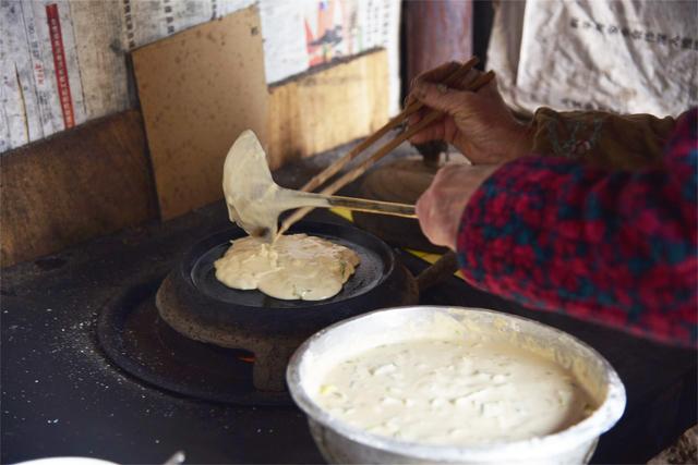 烙煎饼的方法，煎烙饼的做法大全图解窍门（河南大妈用小米烙煎饼）