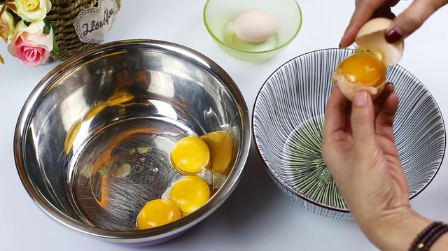 烤蛋糕需要准备什么材料，初学者做蛋糕需要些什么食材（出炉瞬间被烧光）