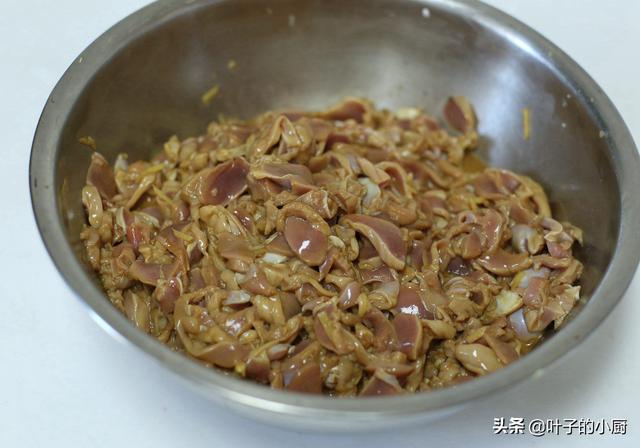 炒鸡胗怎么样又嫩又脆，如何做辣椒炒鸡胗又嫩又脆（炒鸡胗，如何又香又脆）