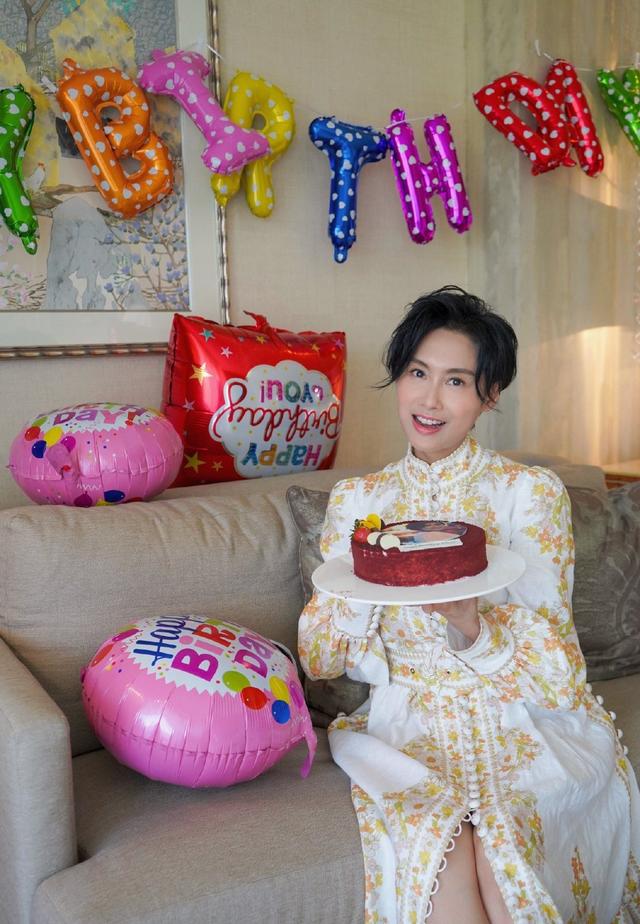 朱茵晒新照被赞，朱茵的四大美照（48岁保养得当依然容光焕发）