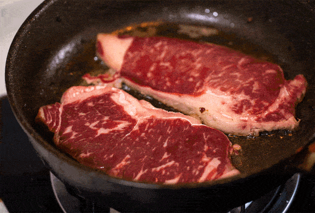 牛排不解冻能直接煎吗，超市的速冻牛排怎么煎（牛排不要直接放在锅里煎了）