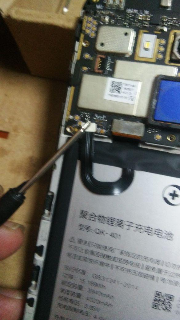 手机电池怎么换，手机怎样更换电池教程（再也不会被手机维修店坑啦）