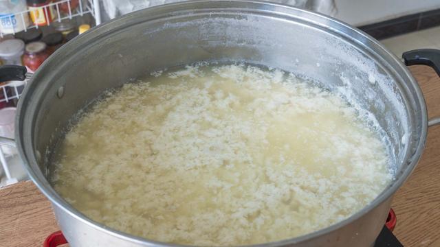 一斤黄豆能做几斤豆腐，做豆腐一斤黄豆几斤水（2斤黄豆出8斤豆腐）