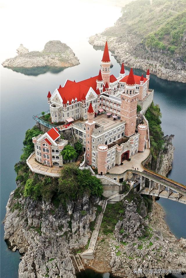 遗世而独立是形容什么，遗世而独立是形容什么动物（中国版“霍格沃茨”矗立山环水绕间）