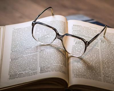 戴护目镜的好处与危害，戴护目镜会对眼睛产生什么影响（常见的各式眼镜分类详解）