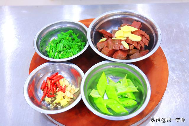 冷冻的鸭血怎么吃，鸭血不要只吃火锅了