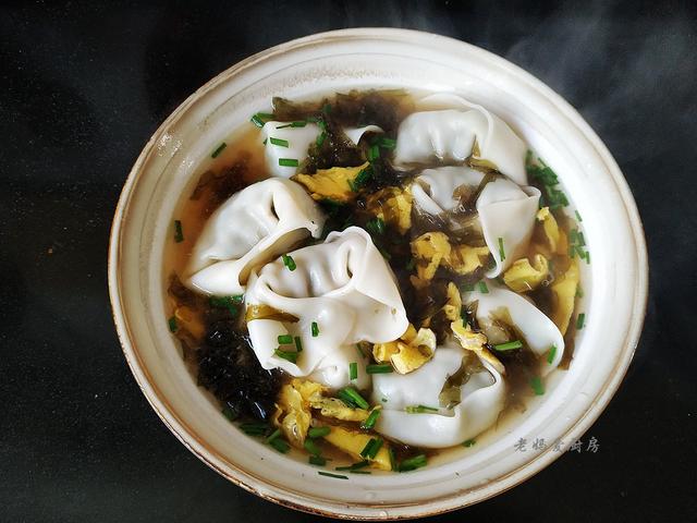 荠菜猪肉馅馄饨怎么调好吃，在我们家，但凡想不出要吃什么