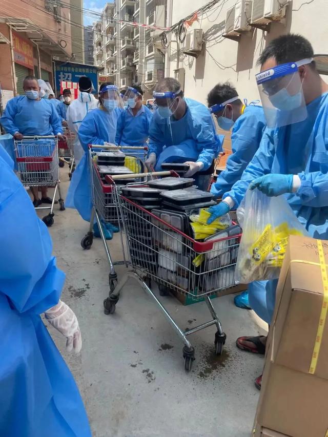 在一起电视剧演员表，我要和你在一起电视剧演员表（张嘉译、海清、蒋欣、靳东、雷佳音等众星演绎《在一起》）