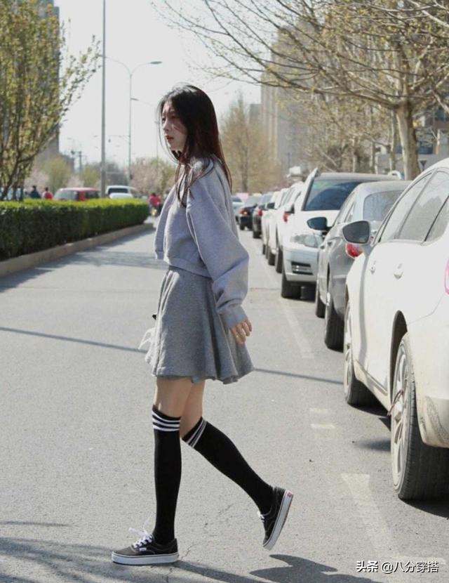 孙佳奇穿搭真任性！玫红色针织衫搭配牛仔裤洋气时髦，一点不土气