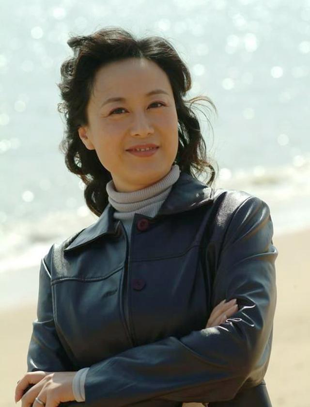 2,因饰演《人生》中巧珍成影后,巅峰时嫁人,丈夫是乒乓王子江嘉良