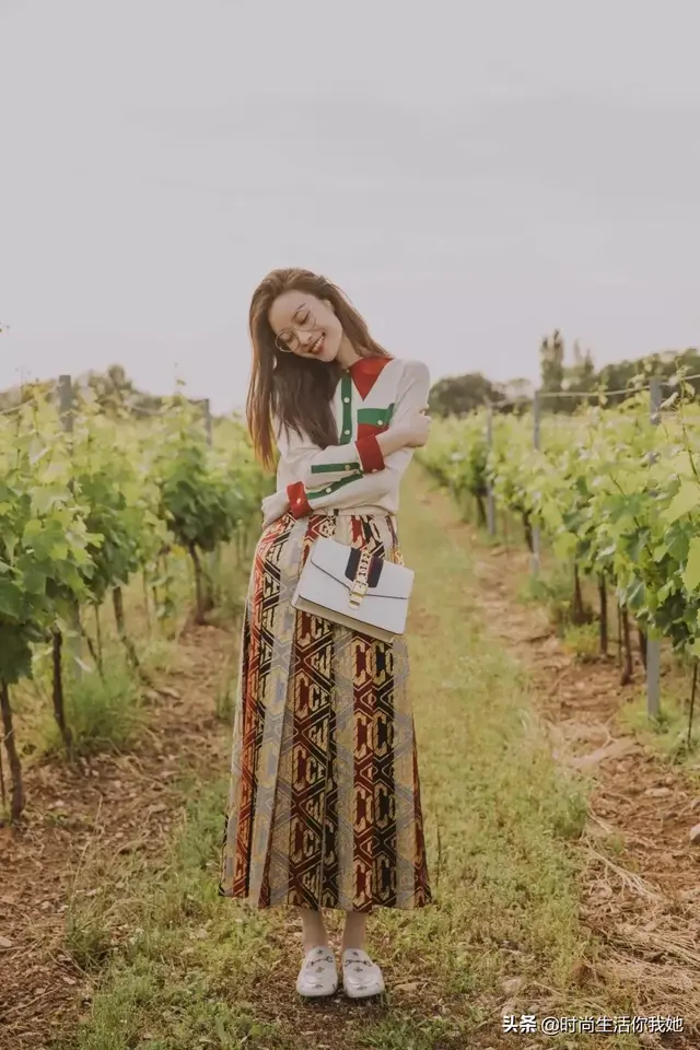 麻豆网官网萧萧麻豆网，2020春季最时尚穿搭“平底+裙”